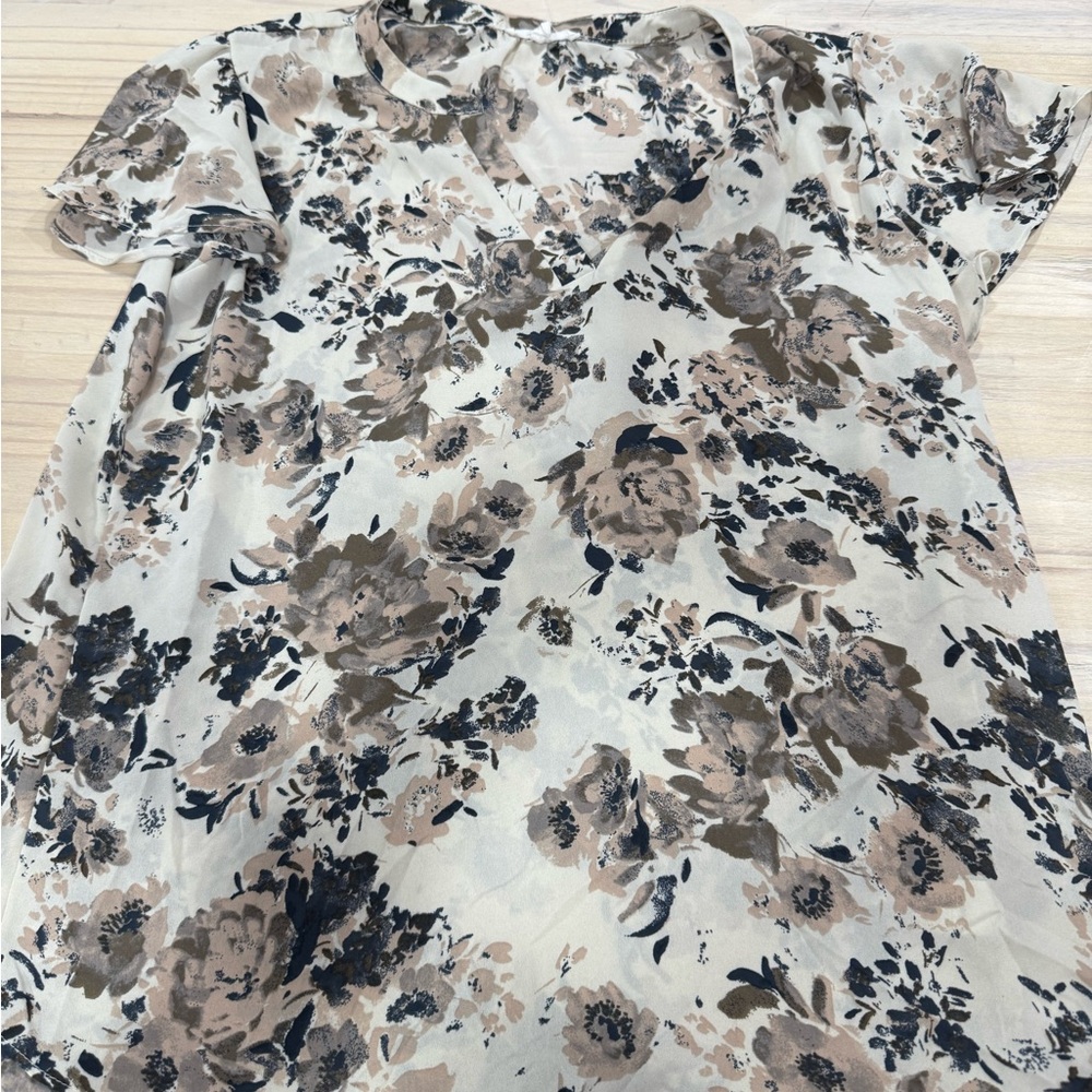 Maurices Floral V-Neck Short Sleeve Top in Beige & Black